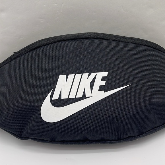 Nike Black White Belt Bag Nike Heritage Waistpack (3L) & Fanny Pack
Black
NWT - Picture 3 of 16